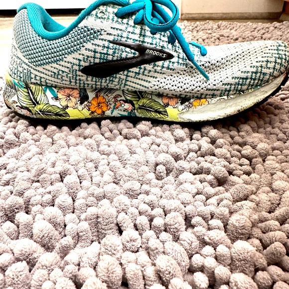 Brooks women’s Revel 3 Special edition Hawaiian style size 8.5 - Picture 6 of 8